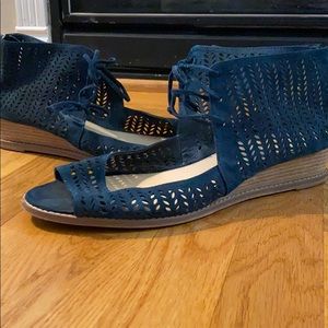 Vinca Camuto lace up sandals